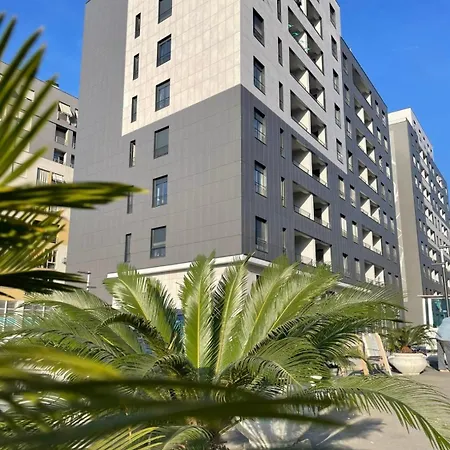 Luxury Apartment *